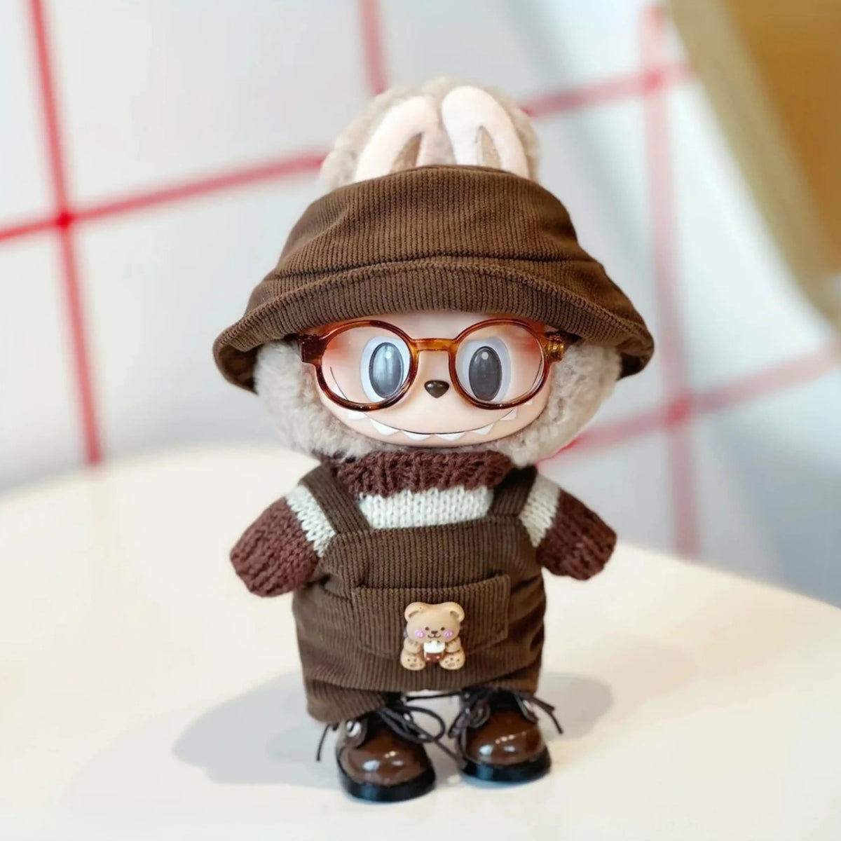 Labubu Popmart com roupa marrom, óculos e boina estilo vintage, usando kit de acessórios colecionáveis exclusivos
