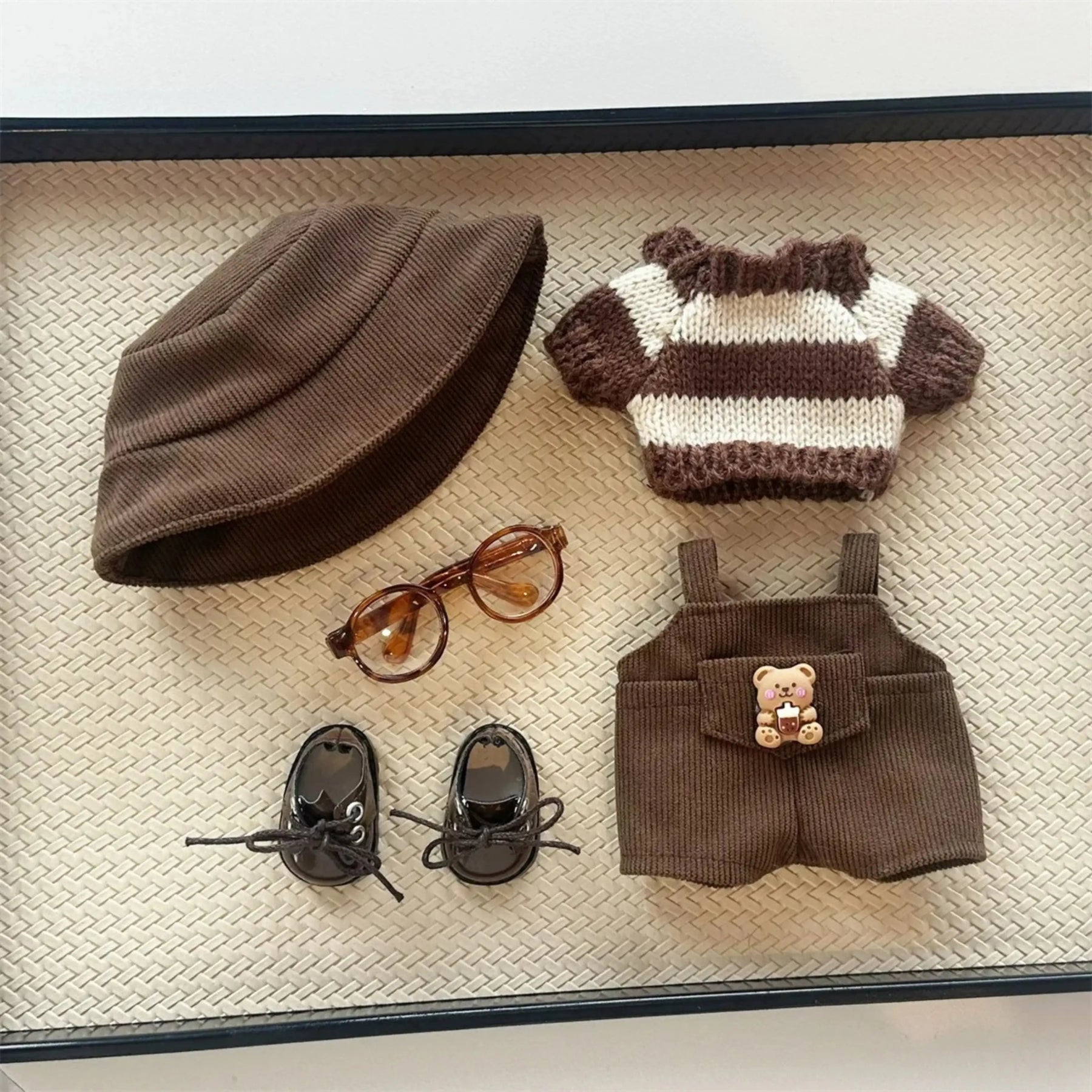 Kit de roupa marrom e acessórios para Labubu Popmart com boina, óculos, suéter, jardineira e sapatos