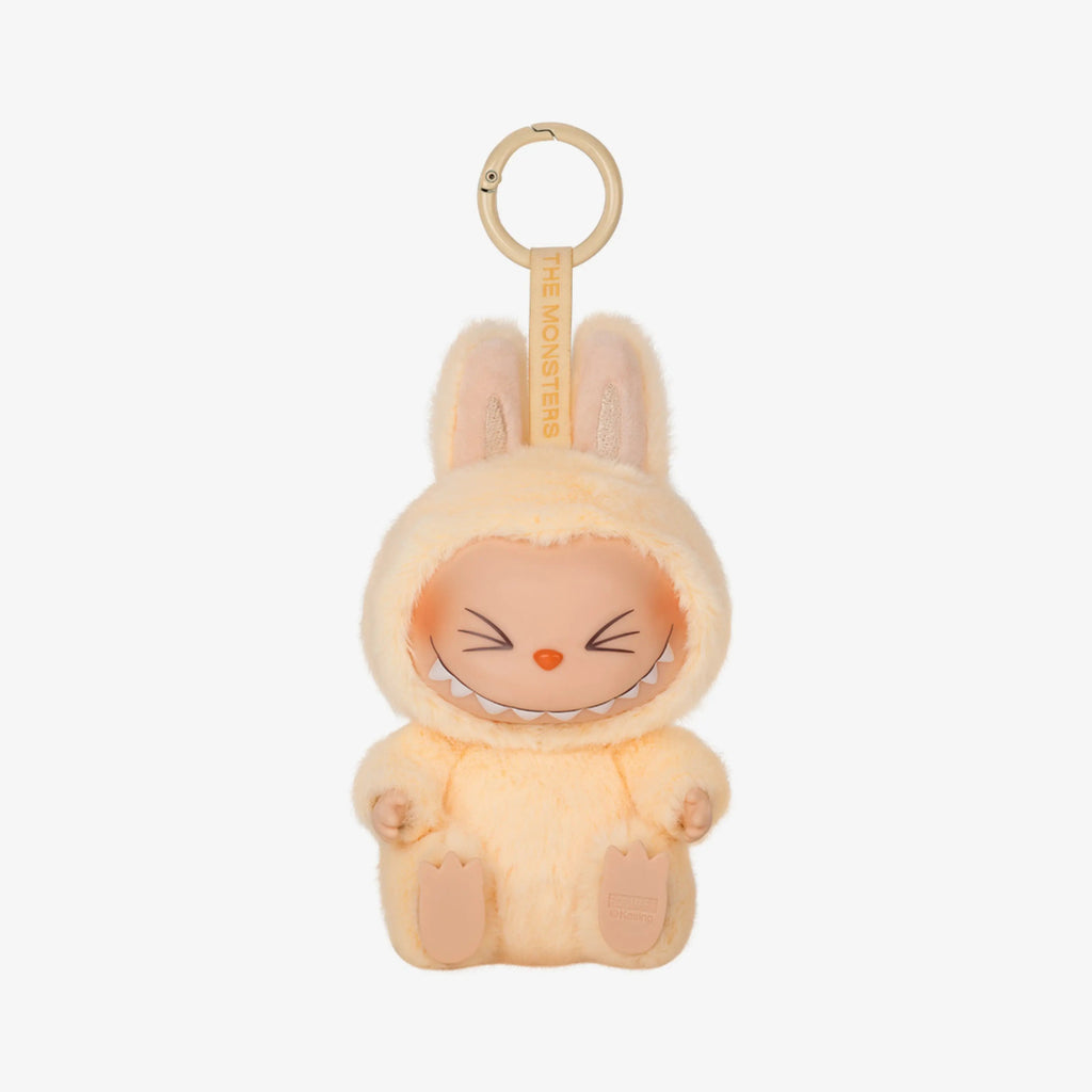 Boneco Labubu original Popmart com fantasia felpuda bege e argola chaveiro, item colecionável