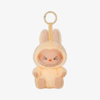 Boneco Labubu original Popmart com fantasia felpuda bege e argola chaveiro, item colecionável