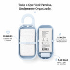 Porta-fraldas azul aberto com fraldas, lenços e rolo de sacolas