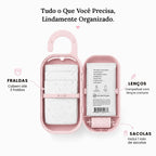 Porta-fraldas rosa aberto com fraldas, lenços e rolo de sacolas