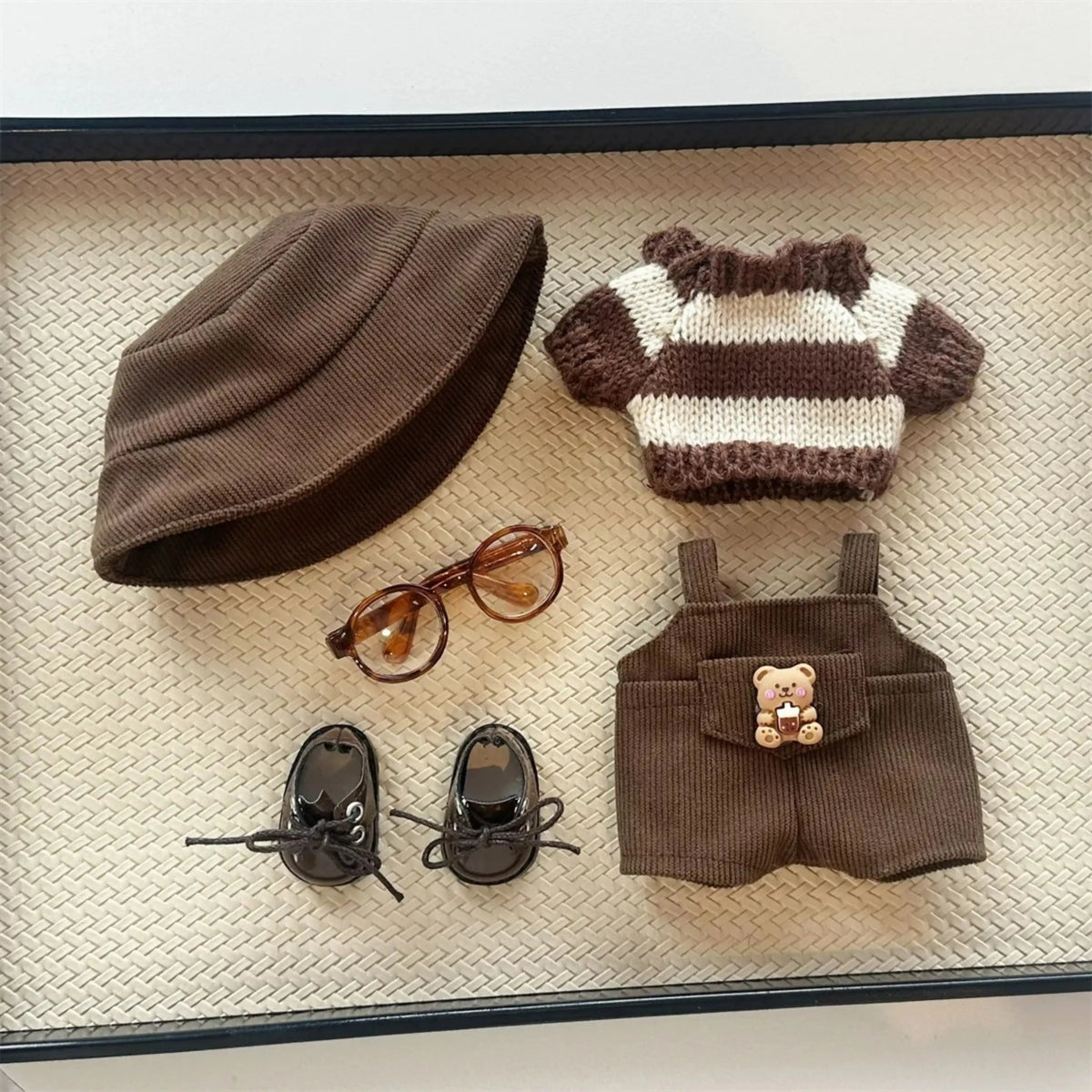 Kit de roupa marrom e acessórios para Labubu Popmart com boina, óculos, suéter, jardineira e sapatos
