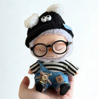 Labubu Popmart com olhos fechados usando touca fofa preta, jardineira jeans e óculos, kit completo de roupa casual