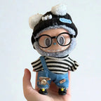 Boneco Labubu Popmart com roupa preta, óculos redondos e sapatos com olhos, usando kit fashion colecionável