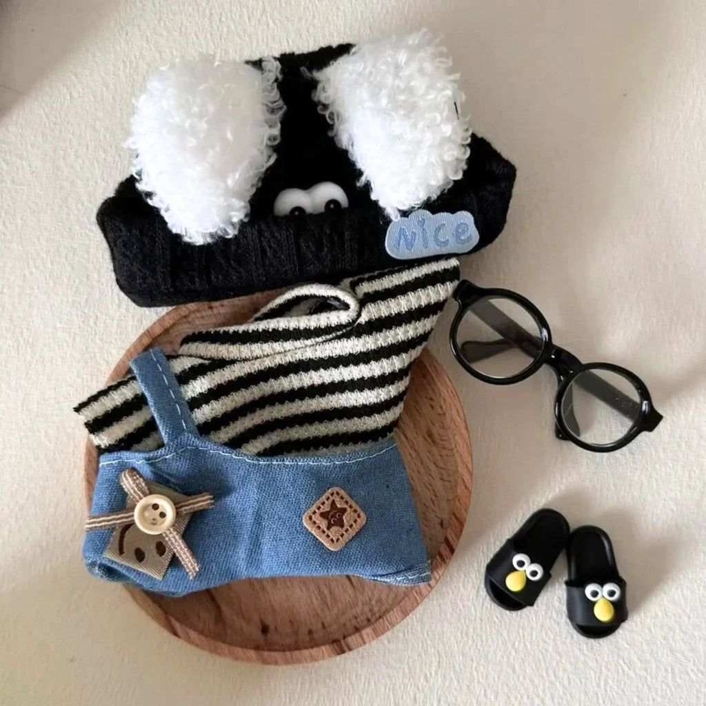 Kit de roupa preta para Labubu Popmart com touca, jardineira jeans, blusa listrada, óculos e chinelos decorados