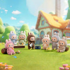 Coleção completa Labubu Exciting Macaron Popmart em cenário de piquenique com música e mini acessórios fofos