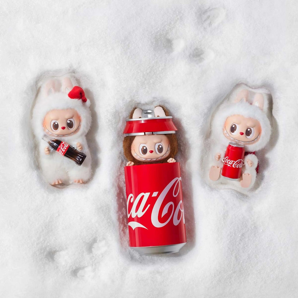 Miniaturas Labubu Coca-Cola Popmart em cenário nevado com versão lata rara e duas pelúcias originais exclusivas