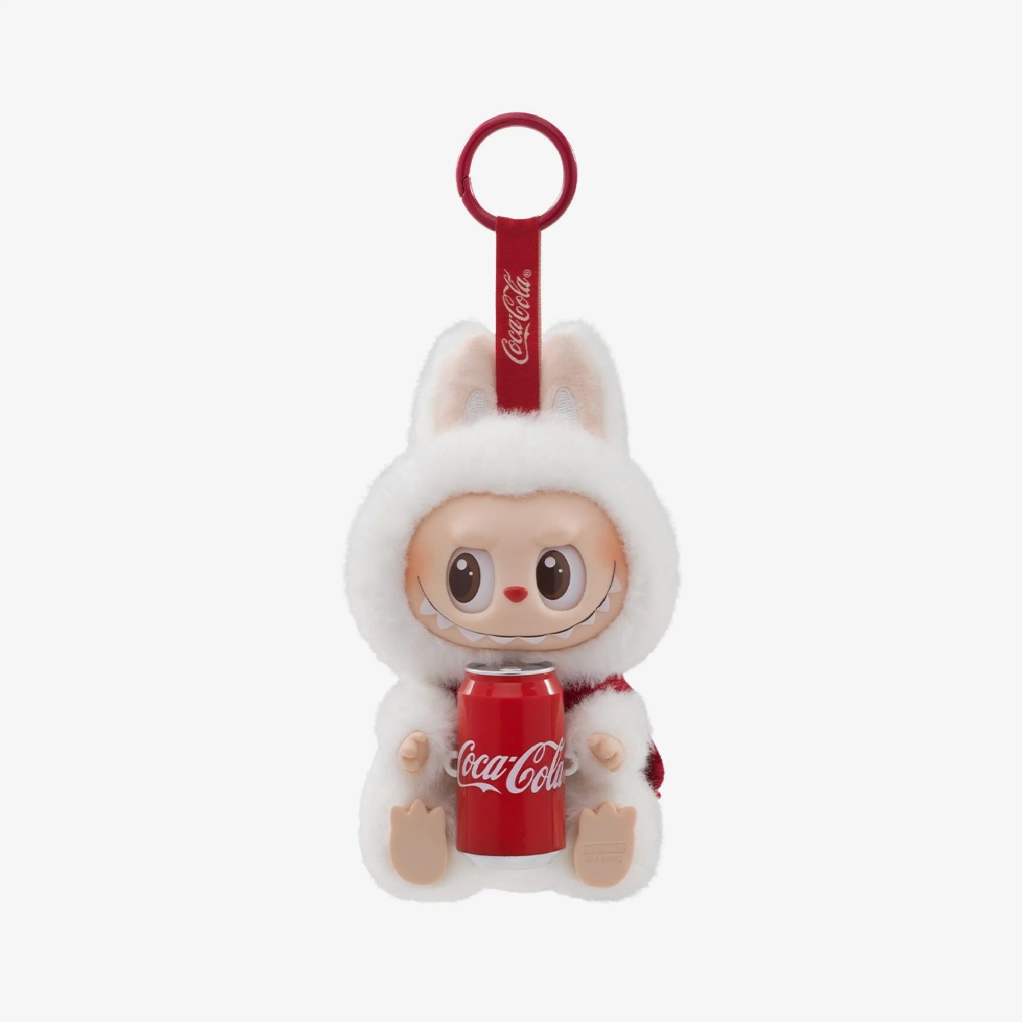 Labubu original Coca-Cola Popmart em pelúcia branca segurando lata vermelha, coleção The Monsters exclusiva