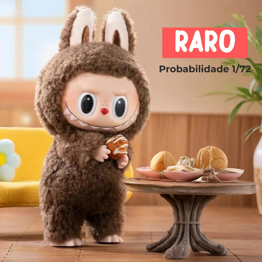 Boneco Labubu raro Exciting Macaron Popmart, edição 1/72 segurando sobremesa em cenário aconchegante