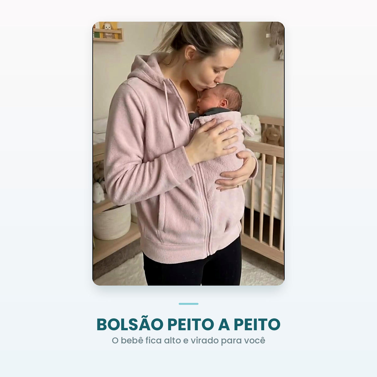 Bebê acomodado no bolsão peito a peito do moletom canguru rosa